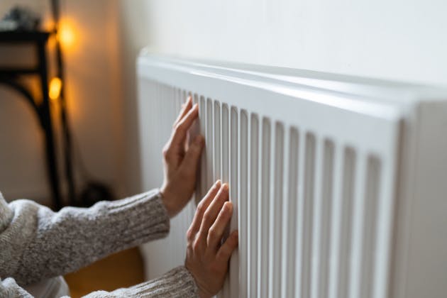 Radiators cold at the bottom? Causes, fixes and next steps
