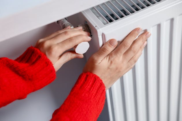Radiator not heating up? Causes and safe checks to try